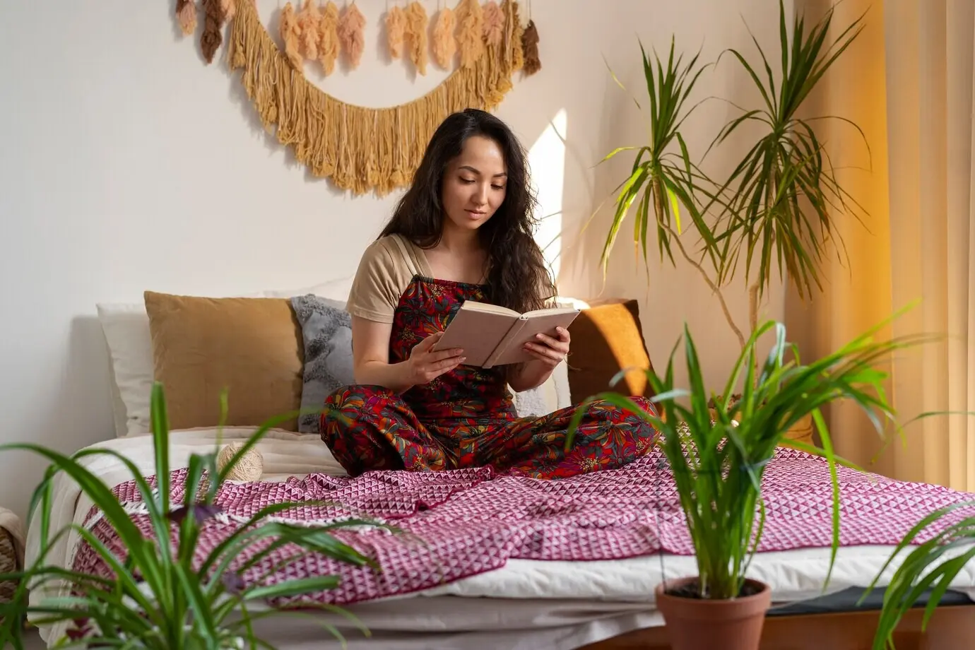 Lebensstil von Menschen, die in Boho-Innenräumen wohnen